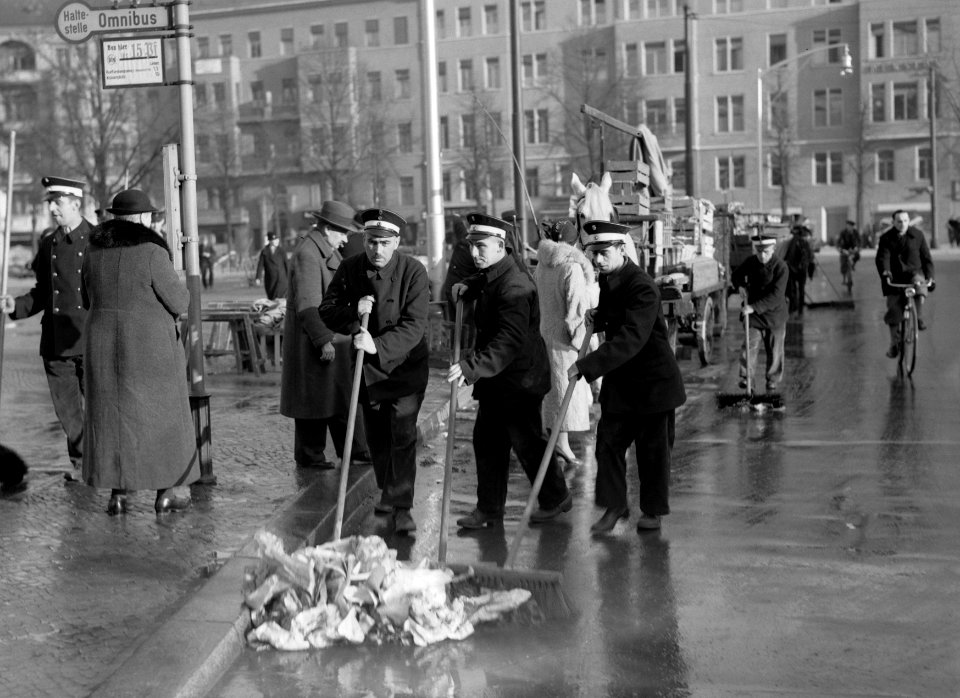 Berlijn Geuniformeerde werklui zijn bezig met het schoonmaken van de Wittenberg, Bestanddeelnr 254-5654