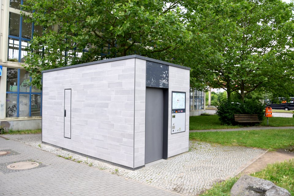 Berlin Ahrensfelder Platz City-Toilette