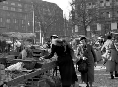 Berlijn Warenmarkt op de Wittenbergplatz Een groentekraam met een klant die e…, Bestanddeelnr 254-5650