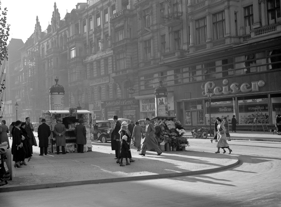 Berlijn.Hoek Tauentzienstrasse en Passauerstrasse met de pui van de schoenenhand, Bestanddeelnr 191-0460