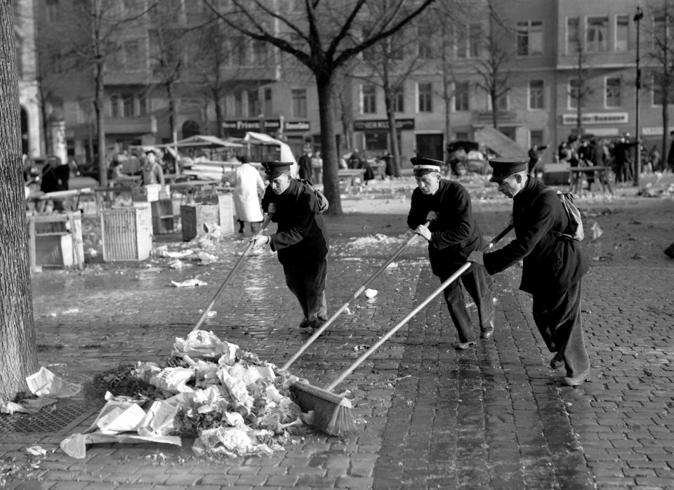 Berlijn Geuniformeerde werklui zijn bezig met het schoonmaken van de Wittenberg, Bestanddeelnr 254-5653