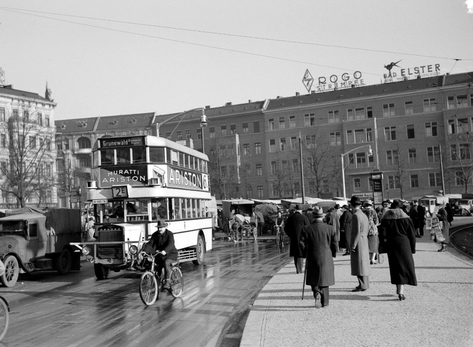 Berlijn Wittenbergplatz met warenmarkt en verkeer waaronder een dubbeldeksbus m, Bestanddeelnr 254-5658