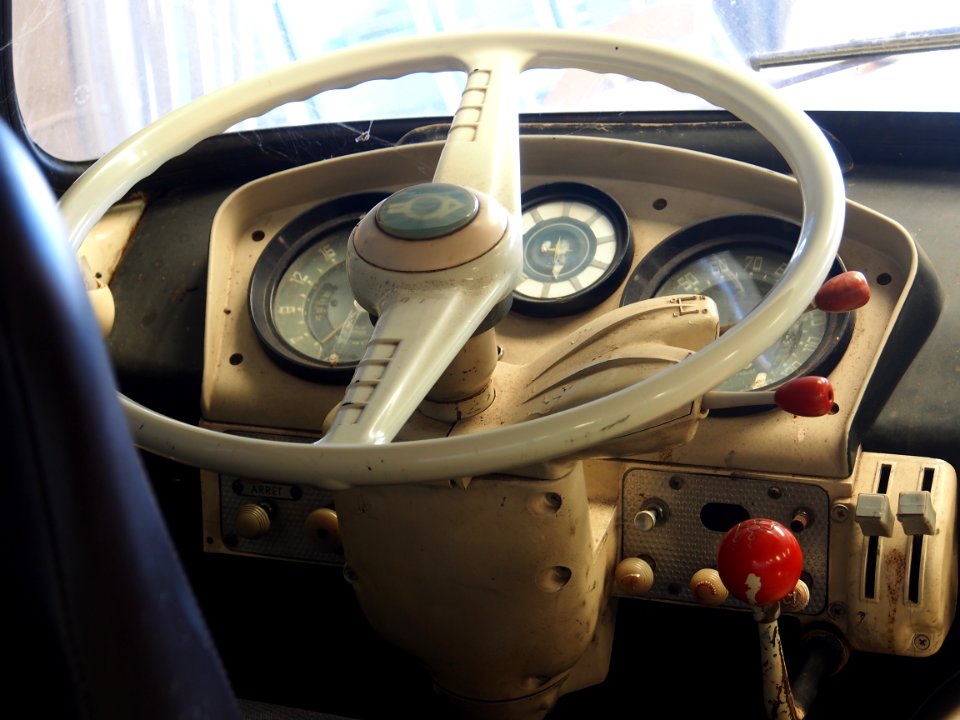 Berliet GAK Fire Engine steering wheel and instruments '9546 TJ 80' Sapeurs Pompiers Mailly Maillet Musée de l'Epopée de l'Industrie et de l'Aéronautique, pic2