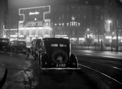 Berlijn Nachtopname van de Tauentzienstrasse met de verlichte gevel van het caf, Bestanddeelnr 191-0465