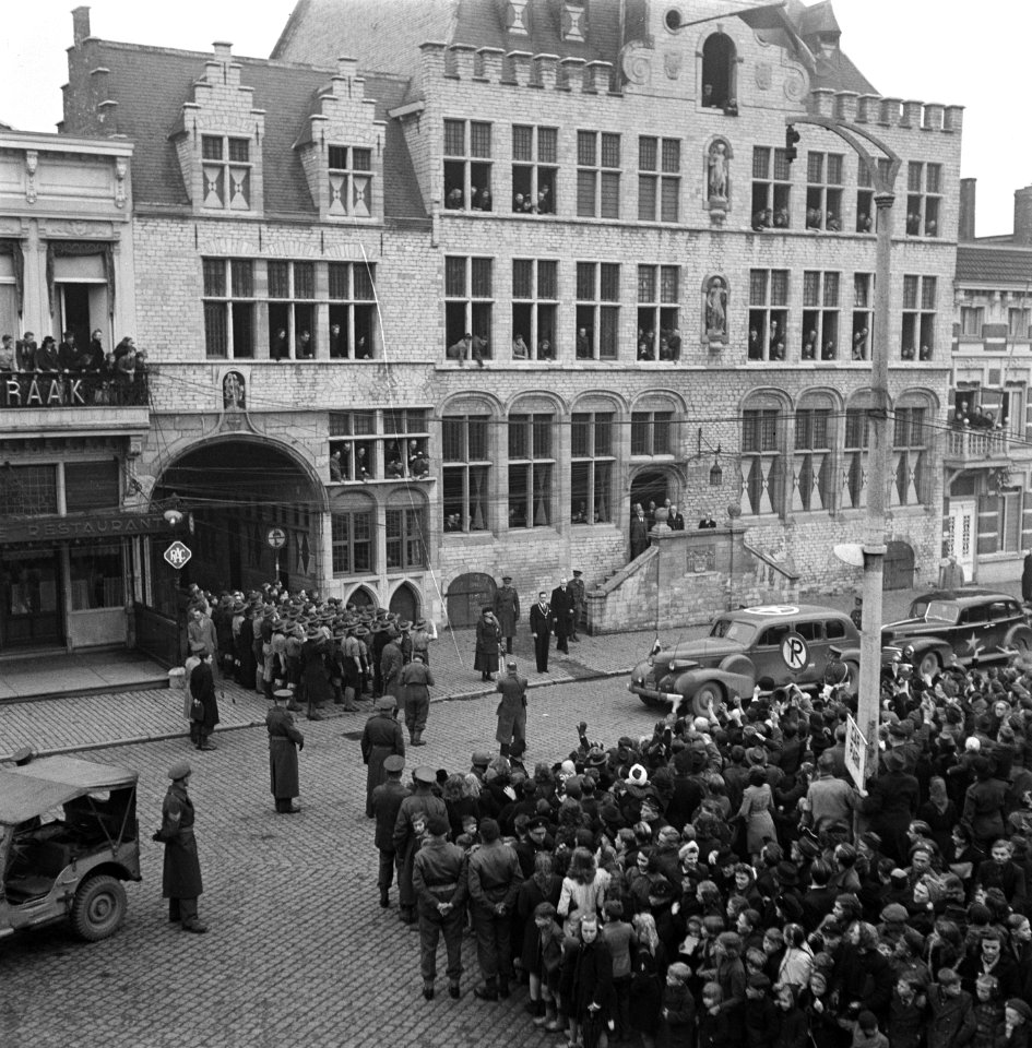 Bergen op Zoom. Koningin Wilhelmina staat voor het stadhuis, Bestanddeelnr 900-4090