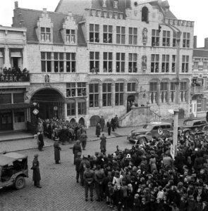 Bergen op Zoom. Koningin Wilhelmina staat voor het stadhuis, Bestanddeelnr 900-4090