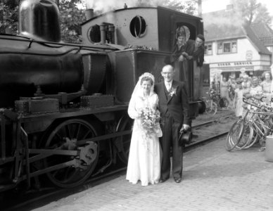 Bergen (N.H.). Bruidspaar W.J.F. Pikkers-Hoogeboom per 'Bello' de trein dit maa, Bestanddeelnr 907-2951