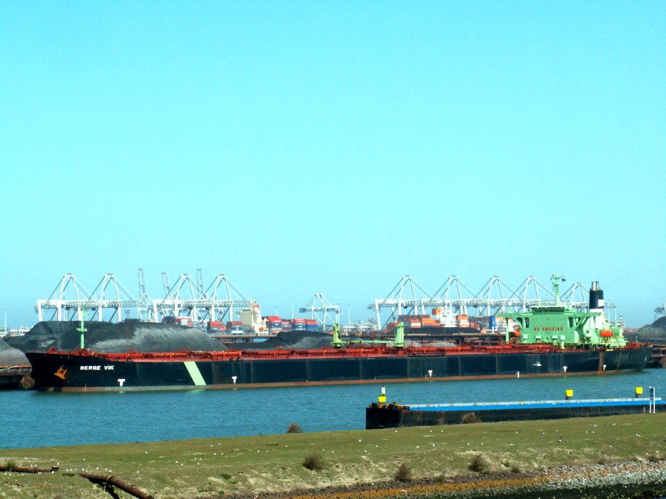 Berge Vik - IMO 8314483 - Callsign 3ECL4 p4, Mississippi harbour, Port of Rotterdam, Holland 17-Apr-2006