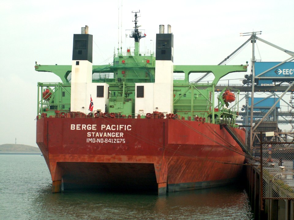 Berge Pacific - IMO 8412675 - Callsign LAIK5 p2, Port of Rotterdam, Holland 04-Jan-2006