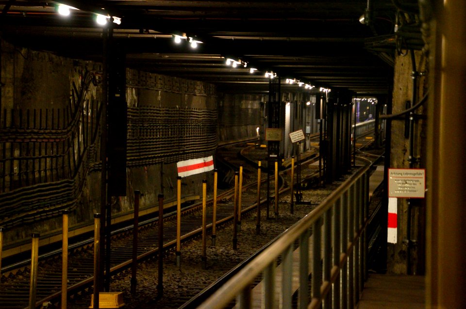 Berlin tunnel U-Bahn Ku’damm