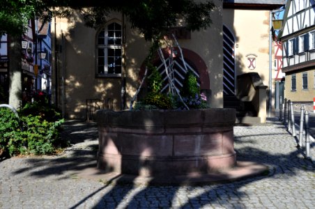 Bergen-Enkheim, Brunnen vor dem Heimatmuseum