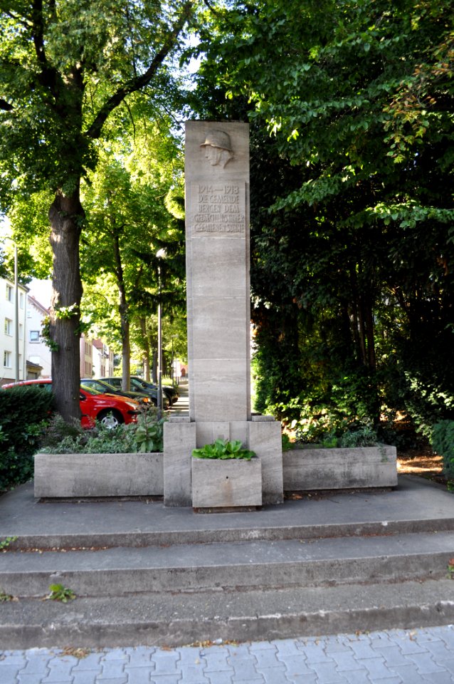 Bergen-Enkheim, Gefallenendenkmal, Vorderseite