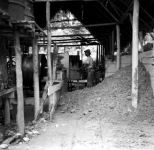 Berg met gouderts in de goudmijn in De Jong Zuid, Bestanddeelnr 252-5917