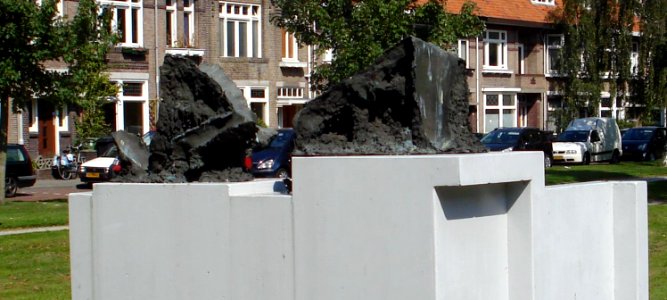 Bergen op zoom kunstwerk bank, stromend water en lichamen