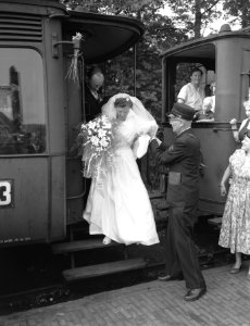 Bergen (N.H.). Bruidspaar W.J.F. Pikkers-Hoogeboom per 'Bello' de trein dit maa, Bestanddeelnr 907-2950