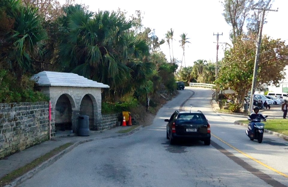 Bermuda (UK) photos number 22 bus stop on south shore road
