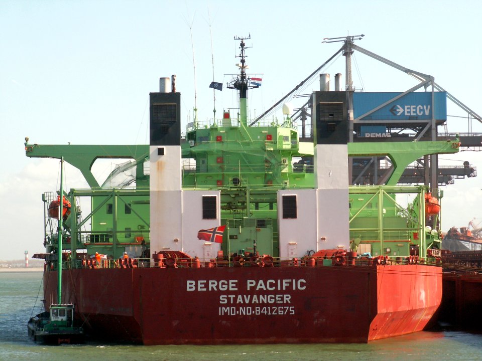 Berge Pacific - IMO 8412675 - Callsign LAIK5 p1, Port of Rotterdam, Holland 01-Apr-2006