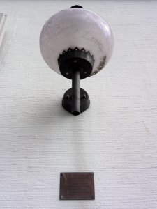 Best Rijksmonument 512318 BATA schoenfabriek lamp en plaquette personeel