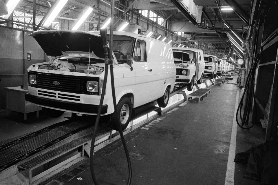 Bestelwagens van het merk Ford type transit op de lopende band in de fabriek, Bestanddeelnr 931-2648