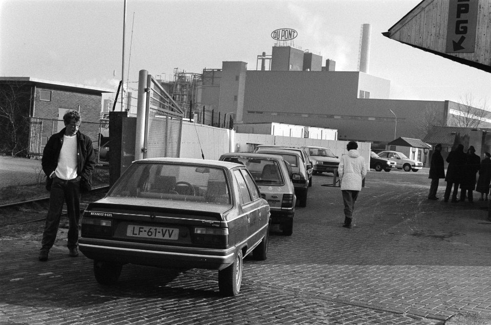 Bestofte autos wachten op een gratis wasbeurt nadat zij door het chemisch bedrij, Bestanddeelnr 933-5660