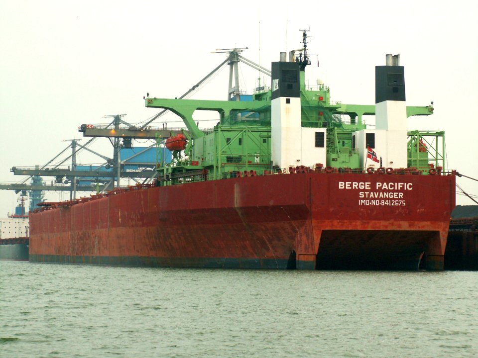 Berge Pacific - IMO 8412675 - Callsign LAIK5 p3, Port of Rotterdam, Holland 04-Jan-2006