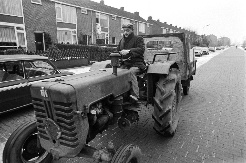 Beroep schillenboeren weer terug, Arnhem, iemand solliciteer naar de baan en Pie, Bestanddeelnr 931-2455