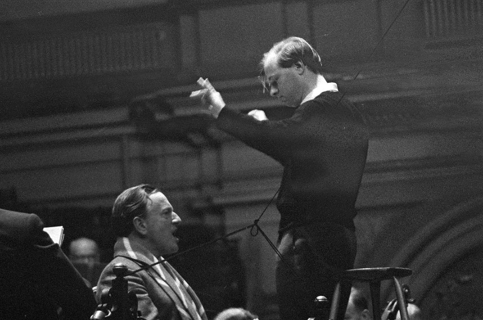 Bernard Haitink opvolger van Eduard van Bernum repeteert voor de eerste maal met, Bestanddeelnr 911-1190