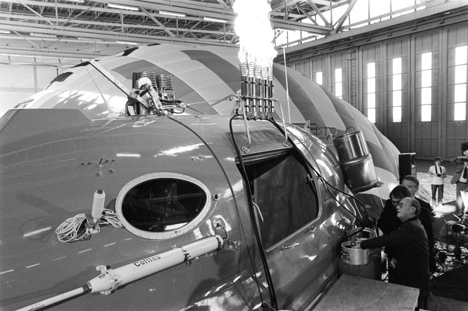 Bernhard verricht doop bemanningscapsule ballon Flying Dutchman, Bestanddeelnr 933-2397
