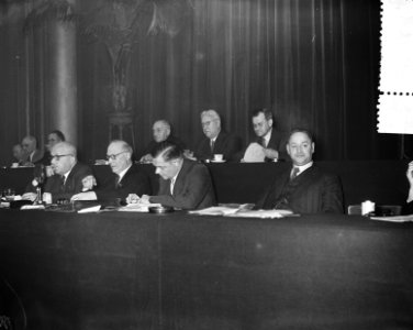 Bestuurstafel met in het midden Tilanus (rechts naast hem Beernink), Bestanddeelnr 907-0672