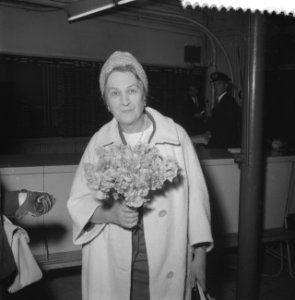 Beroemde harpiste op Schiphol ( mevrouw Maria Korchinska), Bestanddeelnr 911-4452
