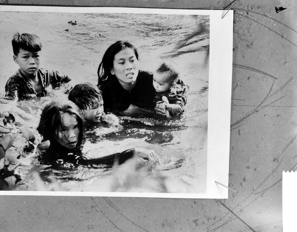 Beste foto van 1965, vrouw met kinderen, Bestanddeelnr 918-6327