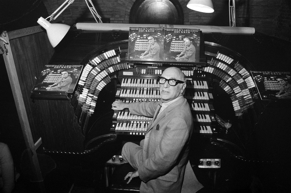 Bernard Drukker bespeelt het grootste theaterorgel van Europa, eigendom van de N, Bestanddeelnr 922-9911
