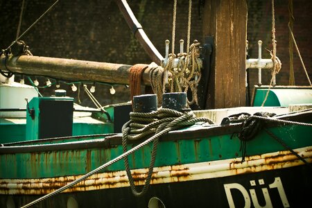 Fishing boat dew mast