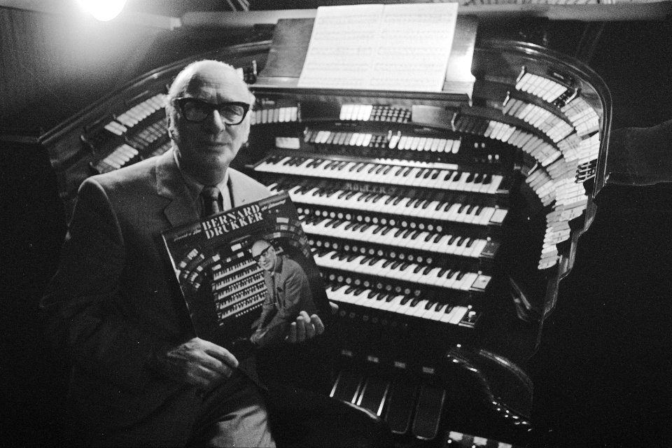 Bernard Drubber bespeelt het grootste theaterorgel van Europa, eigendom van de N, Bestanddeelnr 922-9912