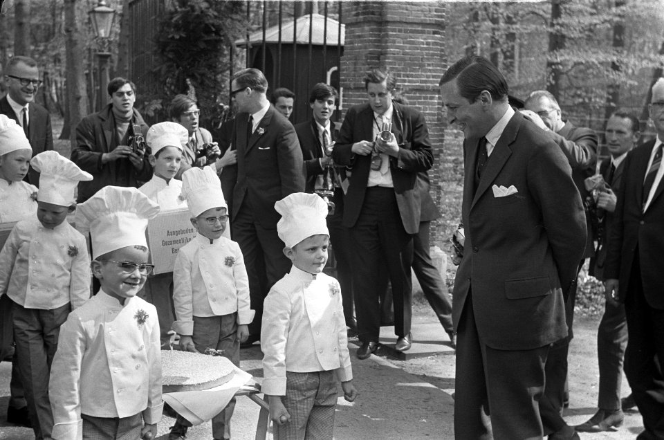 Beschuit met muisjes voor prins Claus , de prins proeft de muisjes, Bestanddeelnr 920-2797