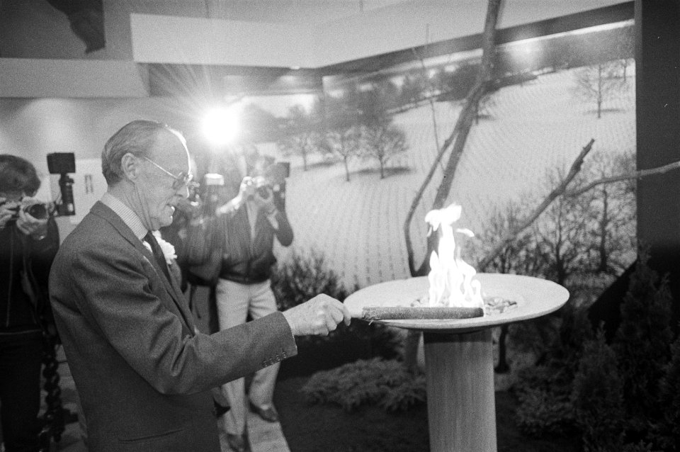 Bernhard ontsnapt aan gasontploffing na opening tent. Vrijheid in Leeuwarden , Bestanddeelnr 933-2926