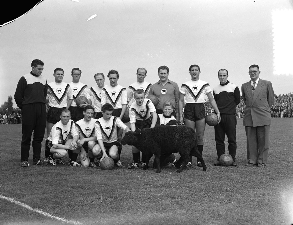 Beroepsvoetbal Amsterdam tegen Rapid (Heerlen) Duivendrec amateur elftal, Bestanddeelnr 906-6902