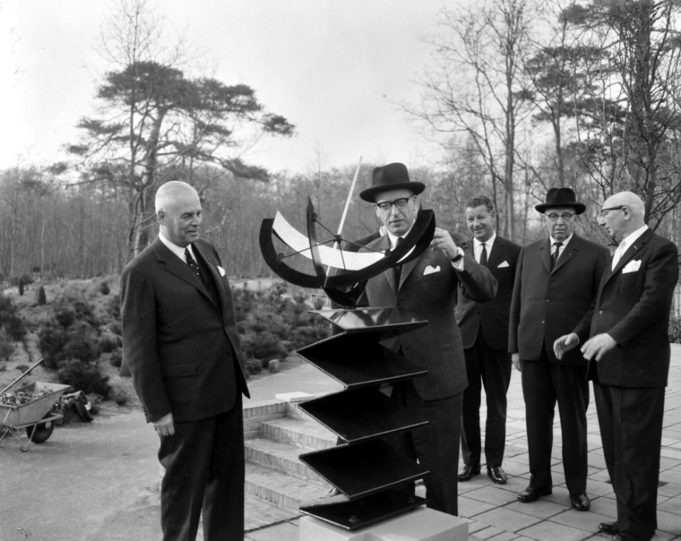 Bestuur Horecaf een zonnewijzer aangeboden aan bestuur van het Keukenhof Mr Th, Bestanddeelnr 915-0287