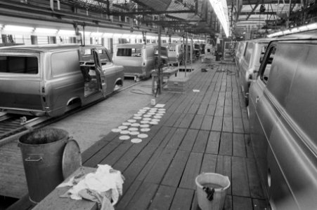 Bestelwagens van het merk Ford type transit op de lopende band in de fabriek, Bestanddeelnr 931-2653