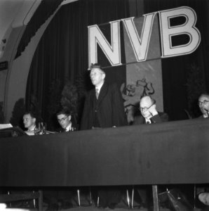 Bestuurstafel van de Nederlandse Volksbeweging tijdens de vergadering, Bestanddeelnr 900-7671