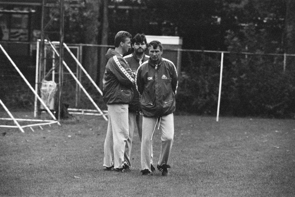 Bestuur Ajax afgetreden v.l.n.r. trainerstrio Louis van Gaal , Barry Hulshoff e, Bestanddeelnr 934-3219