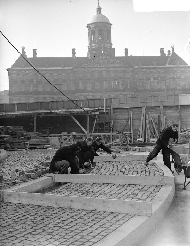 Bestrating bij het Nationaal Monument op de Dam te Amsterdam, Bestanddeelnr 907-4755