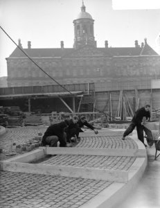 Bestrating bij het Nationaal Monument op de Dam te Amsterdam, Bestanddeelnr 907-4755