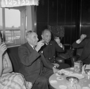 Bernard Drukker vertrekt naar Australie. Kaptein Van den Heuvel , Hoppener, Bern, Bestanddeelnr 912-5135