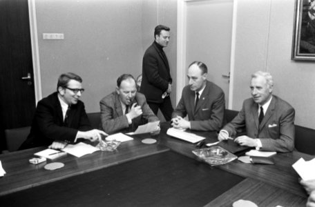 Bestuurders eredivisieclubs vergaderen, Slager (ADO), Sonneveld (Sparta), Van Za, Bestanddeelnr 922-1394