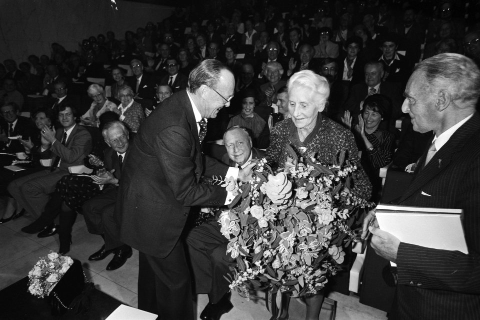 Bernhard feliciteert de echtgenote van Jean Prouvé, Bestanddeelnr 931-7330