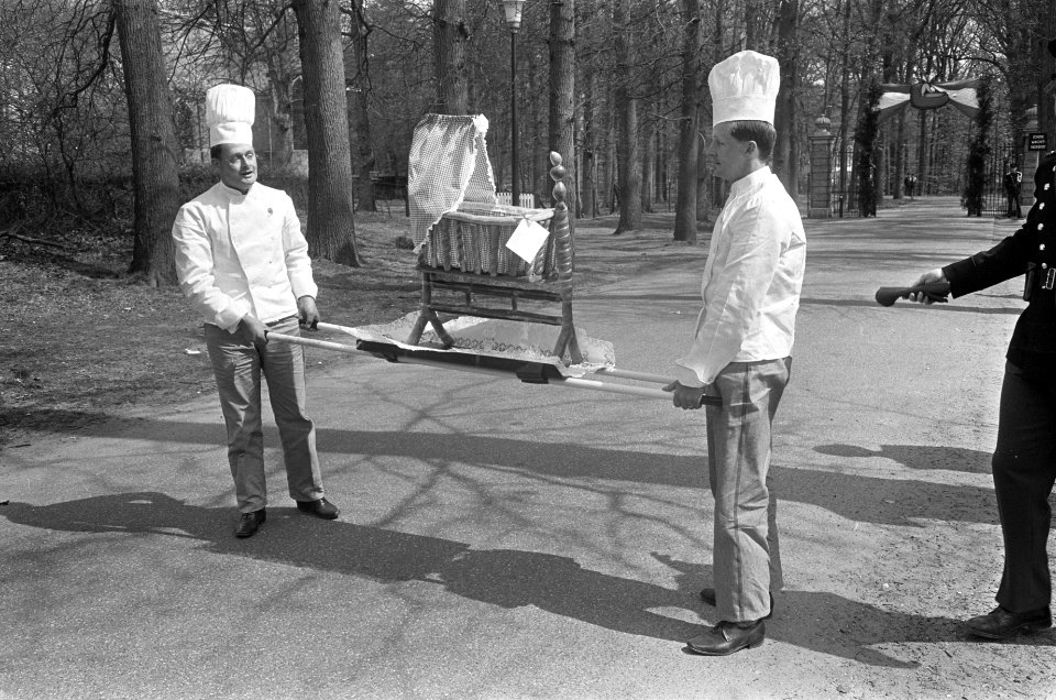 Beschuit met muisjes voor prins Claus Bakkers met wieg, Bestanddeelnr 920-2801