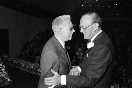 Bernhard feliciteert Jean Prouvé, Bestanddeelnr 931-7326