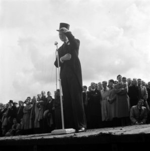 Bestuurslid van studentenvereniging Minerva spreekt in de openlucht, Bestanddeelnr 900-7864