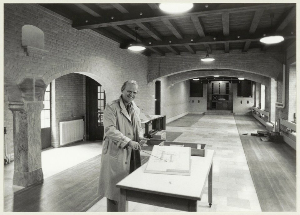 Bethanië wordt weer Huize Kijkduin, architect Bakker in de refter van het voormalige klooster. NL-HlmNHA 54013849